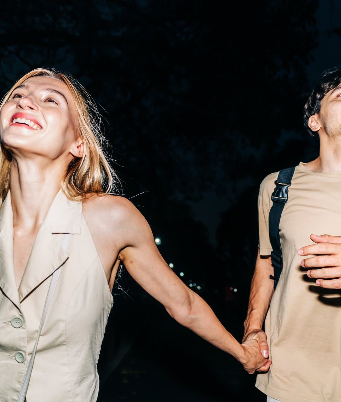 Zwei Menschen gehen abends Hand in Hand