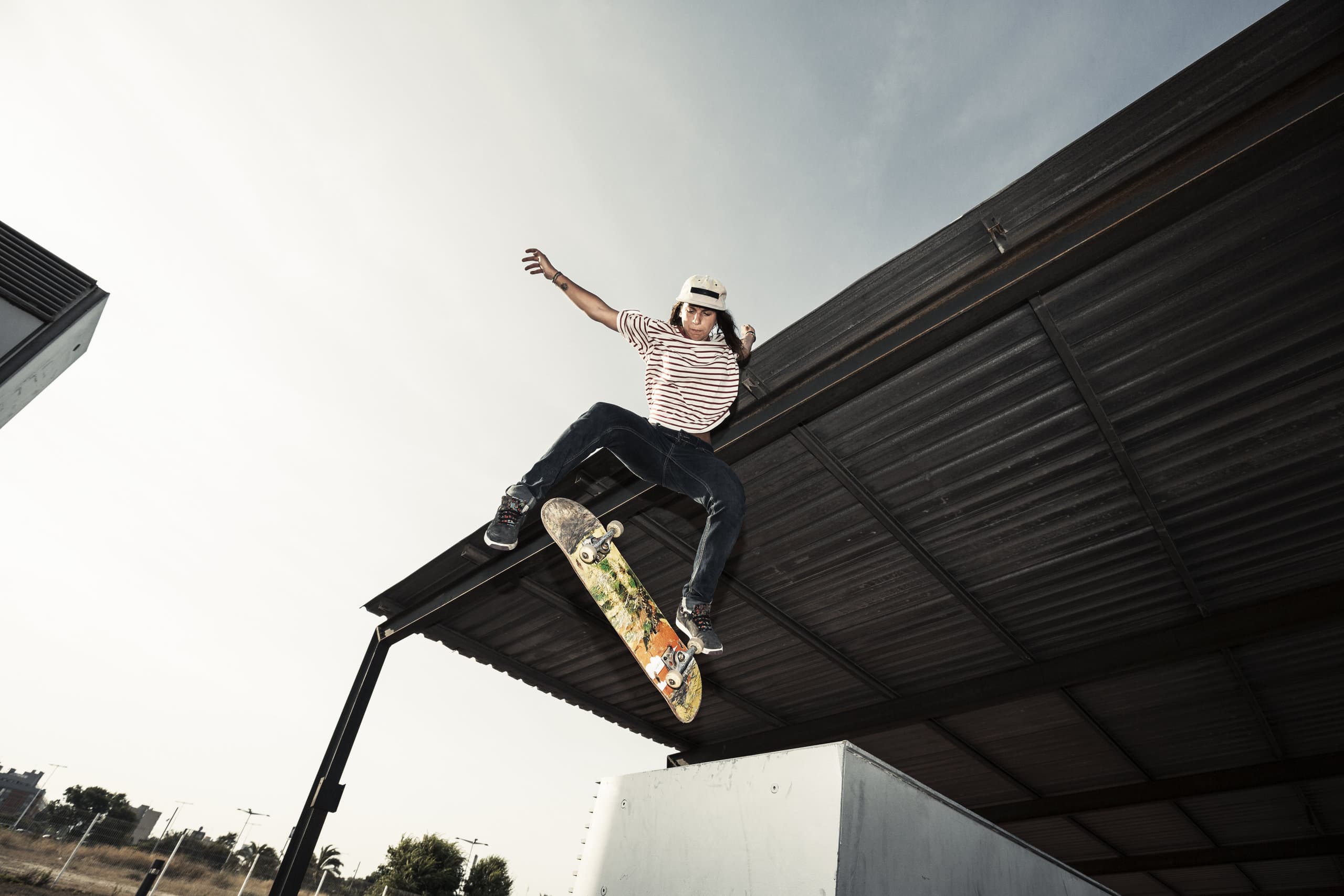 Skater springt von einem Dachvorsprung ins Bild