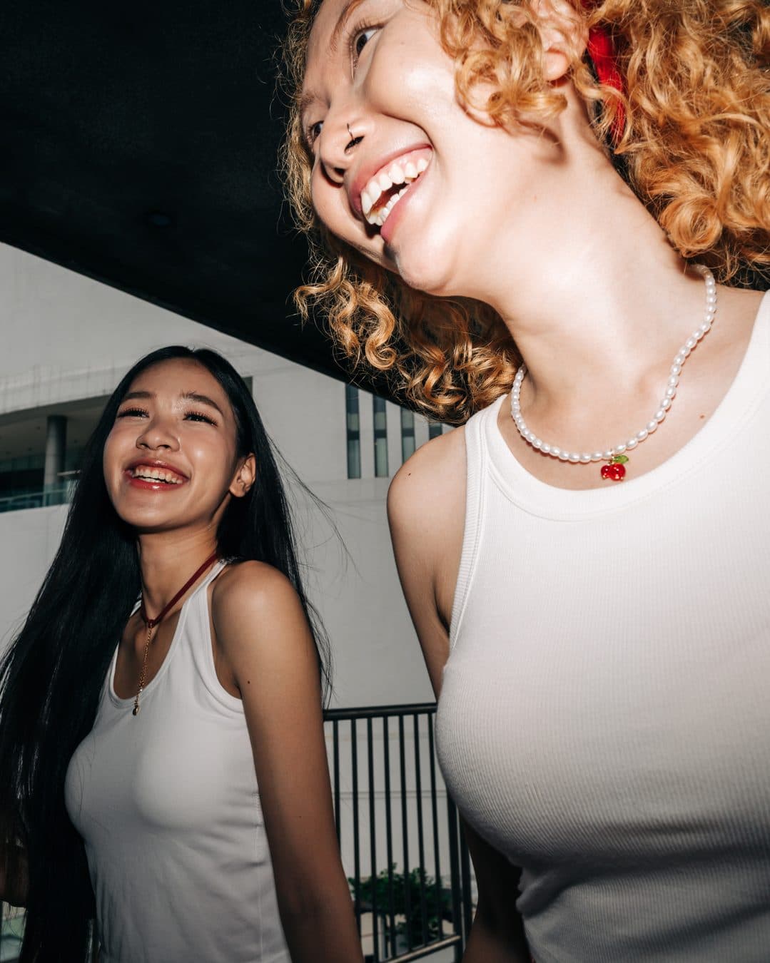 Zwei junge Frauen lachen im Freien
