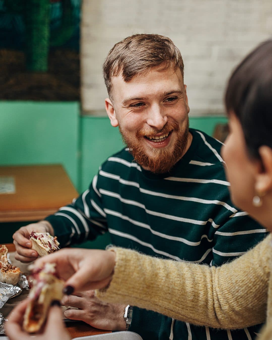 Mann und Frau essen und reden an einem Tisch