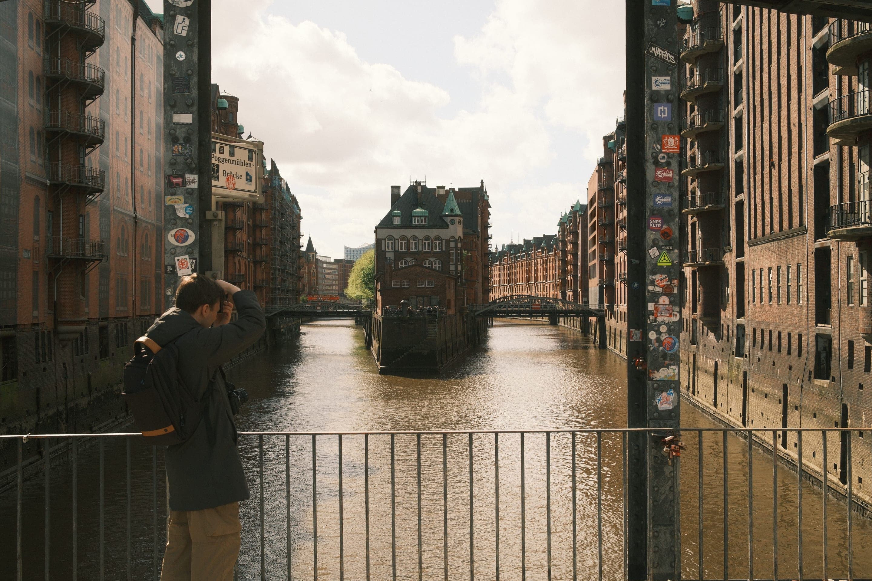 Die Hamburger Speicherstadt: Kanal zwischen Backsteinspeichern mit Blick auf das Wasserschloss